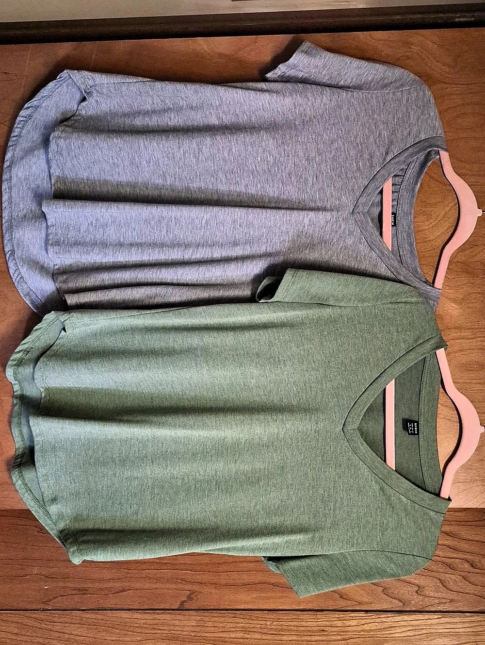 SHEIN Solid V-Neck Curved Hem Tee Set Green & Gray